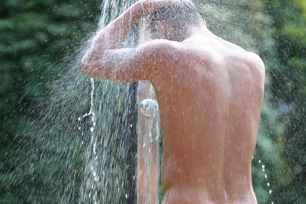 陰茎の拡大の前にシャワーで組織を暖める