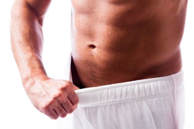 ペニスのサイズを評価する男性